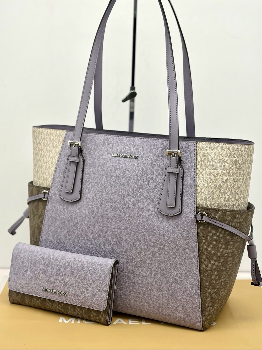 Michael Kors Voyager MK Logo
Tote Shoulder Bag with Matching
Wallet Lilac Multi - Picture 8 of 14